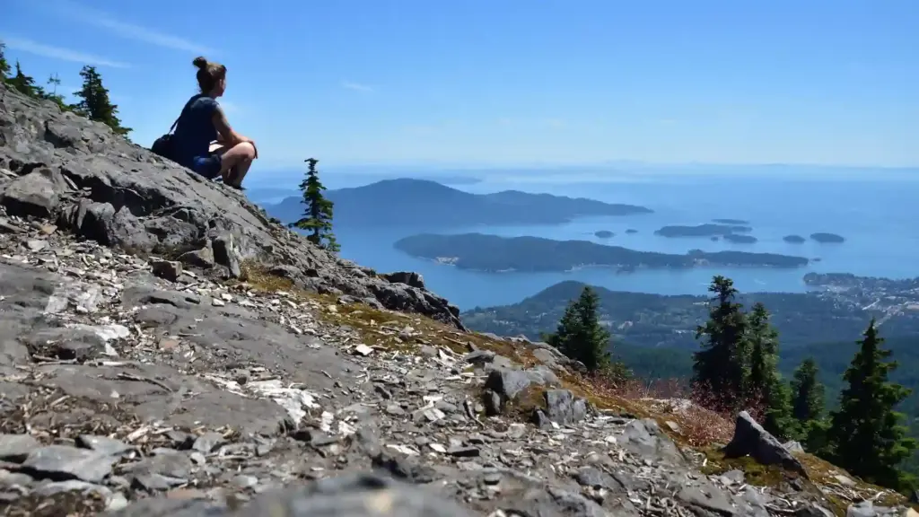 Autorin und Wanderspertin Verena Schmidt hoch über Gibsons an der Sunshine Coast vor Vancouver in Westkanada